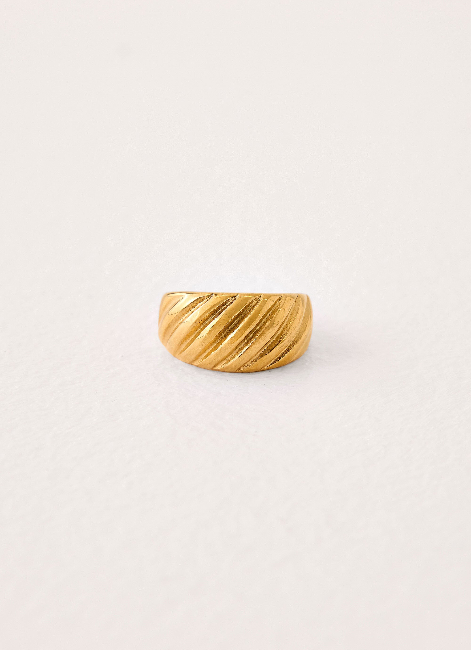 Ethereal Kiss Ring - Gold